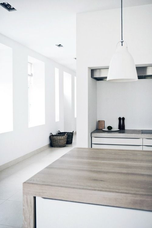 So clean. So crisp. I don't think the walls of this white kitchen would stay clean without the help of a housekeeper because I'd constantly be running my hands along them, thrilled by their smooth finish.