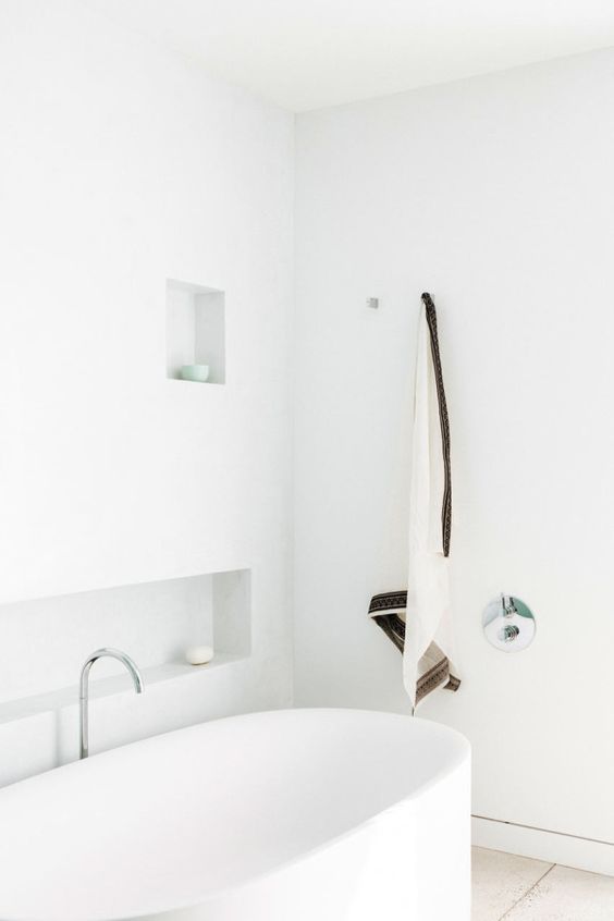 The soaking tub in this all white bathroom from Jensen Architects matches the rest of the home in its calm serenity. I love the alcoves and minimal hooks, too. Bliss comes in white. #ThisOldHouse inspiration via www.L-2-Design.com